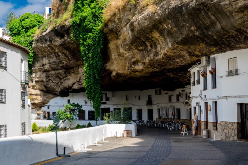 Setenil de las Bodegas, where whitewashed houses are carved into the cliffs. Sustainable Tourism.